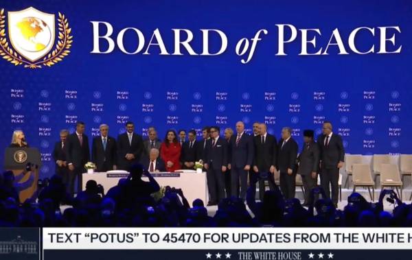 <i>El presidente de EEUU, Donald Trump, firmó este jueves en Davos (Suiza) el acta de constitución de la nueva Junta de Paz que promueve, a la que ha invitado a integrarse a todos los países. FOTO EFE</i>