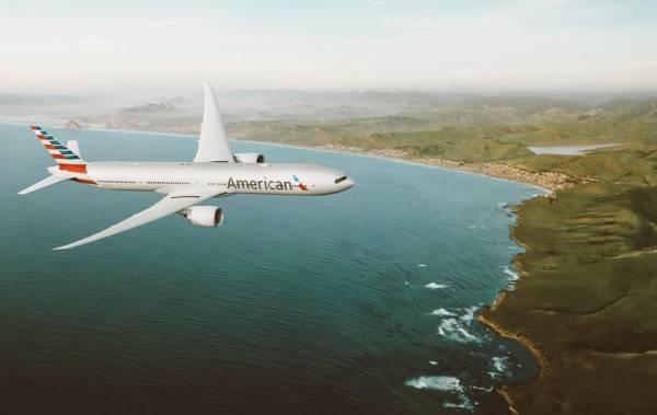 Los pilotos de American Airlines votan para autorizar la huelga