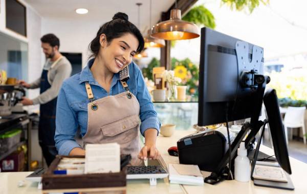 El sector privado es optimista y trabaja por superar expectativas económicas, aprovechando el incremento de remesas para impulsar el comercio y las temporadas altas de consumo. Foto de iStock
