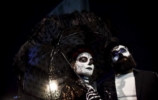 México: Calaveras desfilan previo al Día de Muertos