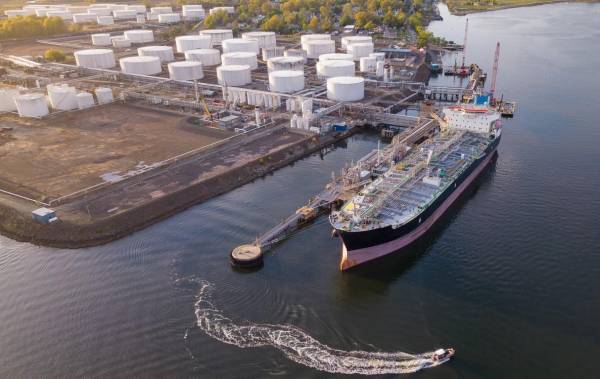 <i>El crudo avanzó más de 8 % ante el cierre de instalaciones energéticas en la región y la alteración del tránsito marítimo en Ormuz. Foto de iStock</i>