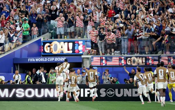 Jugadores y aficionados de Estados Unidos celebran su tercer gol durante el partido de la fase de grupos de la Copa Mundial de la FIFA 2026 entre Estados Unidos y Paraguay, en Los Ángeles, California, Estados Unidos, el 12 de junio de 2026. EFE/EPA/CHRIS TORRES