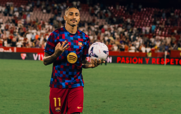 <i>Raphinha, atacante del Barcelona, mantuvo su fulgurante inicio de temporada con un triplete frente al Sevilla que elevó su cuenta hasta los doce goles en siete jornadas. Foto de cortesía</i>