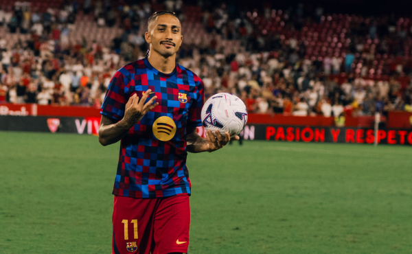 <i>Raphinha, atacante del Barcelona, mantuvo su fulgurante inicio de temporada con un triplete frente al Sevilla que elevó su cuenta hasta los doce goles en siete jornadas. Foto de cortesía</i>