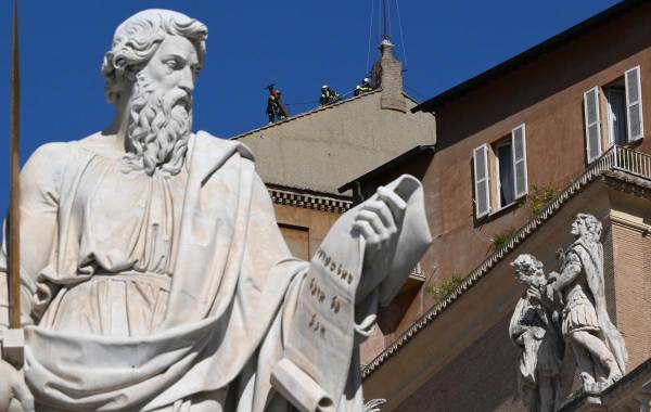 <i>Los bomberos instalaron este viernes la chimenea en el techo de la Capilla Sixtina del Vaticano con motivo del cónclave, que se iniciará el 7 de mayo, para elegir al nuevo papa y por el que saldrá el humo negro o blanco que anunciará el resultado de las votaciones de los cardenales. EFE/EPA/ETTORE FERRARI</i>