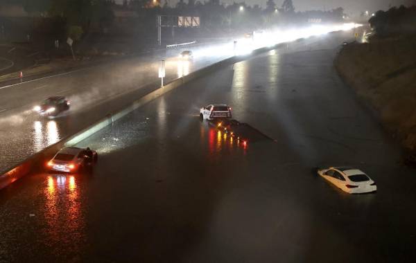 <i>SUN VALLEY, CALIFORNIA - 20 DE AGOSTO: Los autos se encuentran sumergidos en las inundaciones en la autopista Golden State mientras la tormenta tropical Hilary se mueve a través del área el 20 de agosto de 2023 en Sun Valley, California. El sur de California se encuentra bajo una primera advertencia de tormenta tropical ya que Hilary impacta partes de California, Arizona y Nevada. Todas las playas del estado de California se han cerrado en los condados de San Diego y Orange en preparación para los impactos de la tormenta que fue degradada del estado de huracán. Justin Sullivan/Getty Images/AFP (Foto de JUSTIN SULLIVAN/GETTY IMAGES NORTH AMERICA/Getty Images vía AFP)</i>