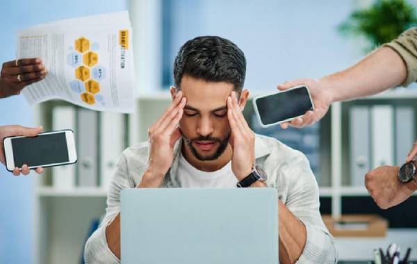 Para evitar crear un ambiente de trabajo que arroje una luz positiva sobre la productividad tóxica, los líderes del lugar de trabajo deben centrarse en ser buenos modelos para su equipo. Foto de iStock