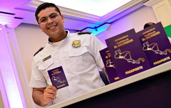 Salvadoreños ya pueden tramitar el pasaporte en línea