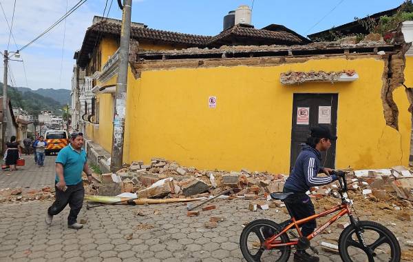 <i>Personas caminan frente a una casa afectada por un temblor este martes, en Santa María de Jesús (Guatemala). Dos fuertes temblores, de magnitud 5,2 y 5,7, sacudieron este martes Guatemala sin mayores consecuencias reportadas por las autoridades. EFE/ Bomberos Voluntarios Guatemala</i>