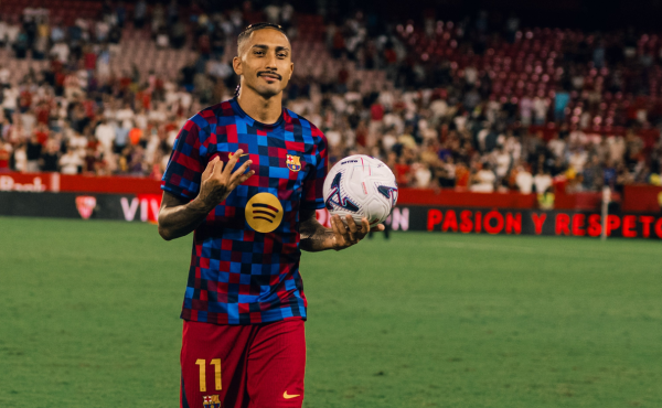 <i>Raphinha, atacante del Barcelona, mantuvo su fulgurante inicio de temporada con un triplete frente al Sevilla que elevó su cuenta hasta los doce goles en siete jornadas. Foto de cortesía</i>