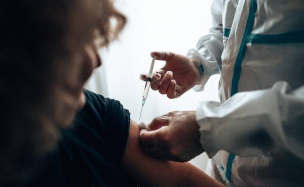 <i>Se busca avanzar hacia el diseño de una planta regional de manufactura de vacunas y biofármacos, con una capacidad proyectada de hasta 30 millones de dosis anuales. Foto de iStock</i>