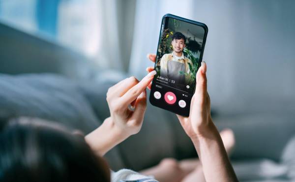 <i>Tinder impulsará una nueva iniciativa llamada Tinder Connect que permite integrar más aplicaciones en su perfil, además de Spotify. Foto de iStock</i>