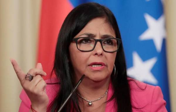 <i>Rodríguez, que ejercía como vicepresidenta, asumió el cargo al frente del Ejecutivo tras ser convocada por el Tribunal Supremo de Justicia. Foto de EFE</i>