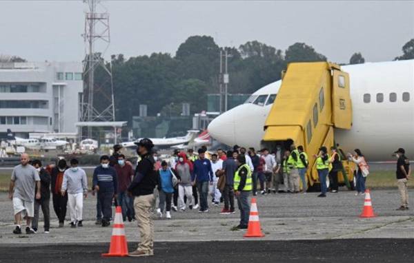 <i>De acuerdo con las cifras divulgadas por el Instituto Guatemalteco de Migración (IGM), entre enero y agosto de 2025, las autoridades estadounidenses y mexicanas retornaron a 31.309 ciudadanos del país. Foto de EFE</i>