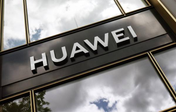 <i>El logotipo de Huawei se ve en la tienda de la compañía antes de un evento de lanzamiento de producto en Berlín, Alemania, el 15 de mayo de 2025. EFE/EPA/Hannibal Hanschke</i>