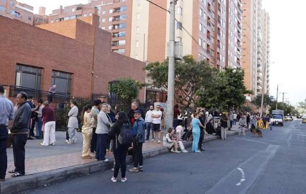 <i>Personas evacuan edificios tras un fuerte temblor en Bogotá (Colombia). EFE/ Mauricio Dueñas Castañeda</i>