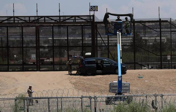 Integrantes del Ejercito de Estados Unidos vigilan el muro fronterizo en Ciudad Juárez en el estado de Chihuahua (México). Imagen de archivo. EFE/ Luis Torres