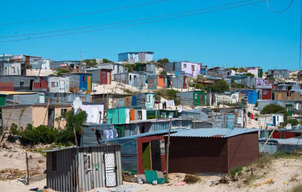 <i>En Latinoamérica y el Caribe se suman otras complicaciones, como la informalidad laboral, el déficit cualitativo de vivienda y dificultades para acceder a financiación. Foto de iStock</i>
