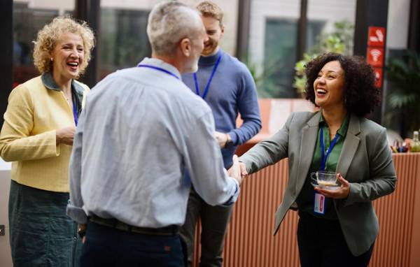 <i>Cada vez son más las compañías que promueven la participación de sus equipos en cámaras empresariales, congresos y otros espacios de interacción. Foto de iStock</i>