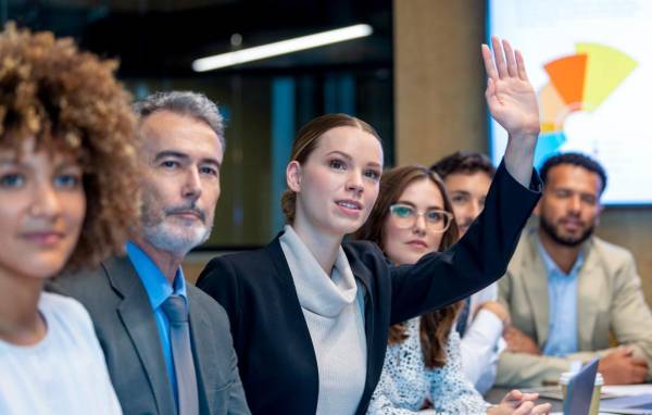 ¿Busca ascender en su puesto de trabajo? Levante la mano, recomienda experto