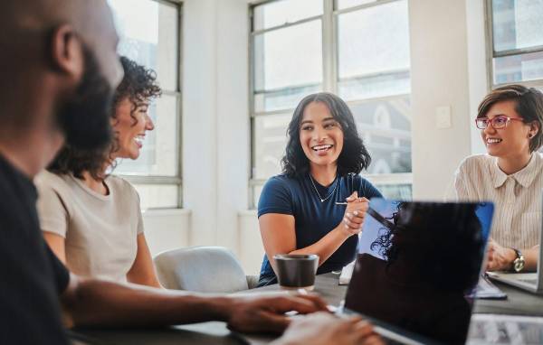 <i>La IA generativa está modificando los puestos de nivel inicial al automatizar tareas repetitivas que sirvieron como espacios de aprendizaje para los profesionales que posteriormente ocuparon posiciones de mayor responsabilidad. Foto de iStock</i>
