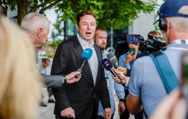 Elon Musk, quien lanzó xAI el año pasado, amplió su demanda contra el fabricante de ChatGPT, OpenAI. Foto de AFP