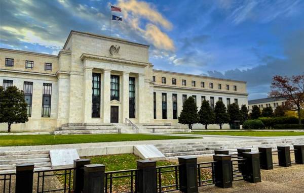 Pronostican que Reserva Federal de EEUU hará un solo recorte de tasas de interés este año