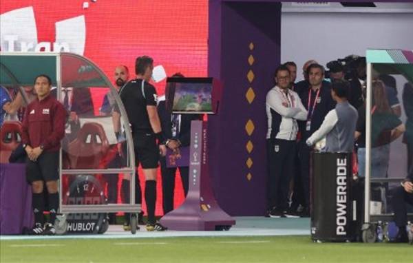 <i>El videoarbitraje asumirá por primera vez en un Mundial estas dos nuevas funciones, aunque Collina precisó que la decisión debe ser clara para que se produzca un cambio. Foto de EFE</i>