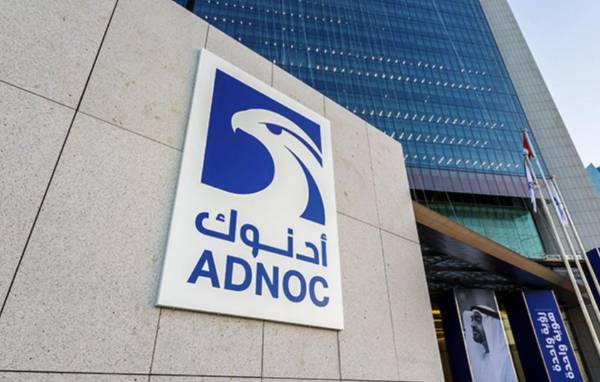<i>El príncipe heredero de Abu Dabi, Jaled bin Mohamed bin Zayed Al Nahyan, fue informado durante la reunión del Comité Ejecutivo del Consejo de Administración de la petrolera emiratí ADNOC sobre el nuevo proyecto del oleoducto Oeste-Este, que duplicará la capacidad de exportación de ADNOC. Imagen de referencia</i>