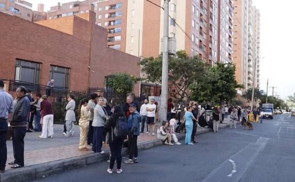 <i>Personas evacuan edificios tras un fuerte temblor en Bogotá (Colombia). EFE/ Mauricio Dueñas Castañeda</i>
