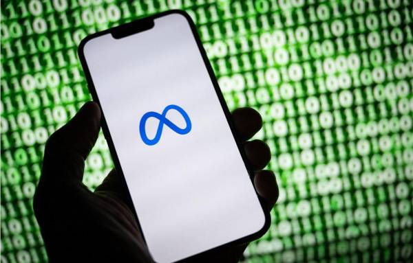 <i>Esta fotografía ilustrativa tomada el 30 de octubre de 2023 muestra el logotipo de Meta (antiguo Facebook) en un teléfono inteligente en Mulhouse, este de Francia.FOTO SEBASTIEN BOZÓN / AFP</i>