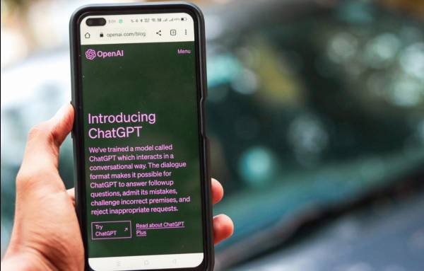 <i>Según la compañía, este nuevo chatbot tiene las mismas capacidades que el tradicional, pero está diseñado para ayudar a los adolescentes a aprender, resolver problemas y explorar nuevas ideas. Foto de iStock</i>