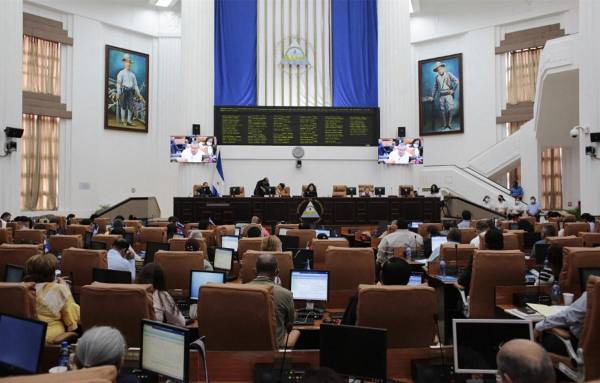 <i>Congresistas nicaragüenses participan en una sesión parlamentaria en el edificio de la Asamblea Nacional en Managua el 20 de abril de 2022. FOTO AFP</i>