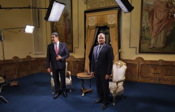 Maduro, que participó en el programa 'Conversando con Correa', conducido por el expresidente ecuatoriano Rafael Correa, se hizo eco de una afirmación del fallecido papa Francisco, quien alertó en su momento sobre una tercera guerra mundial. Foto cortesía RT