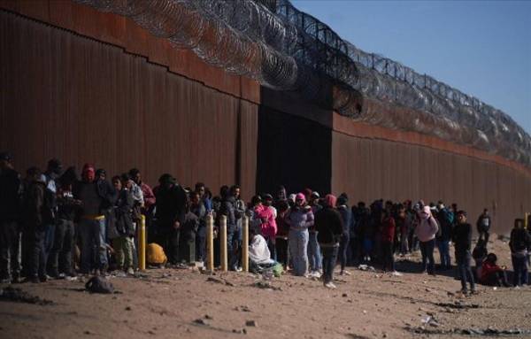 <i>En los últimos años, el número de migrantes de estos tres países que solían intentar entrar de manera irregular en Estados Unidos en busca de mejores condiciones de vida rondaba los 500.000 anuales, pero estas cifras cayeron drásticamente debido a las duras medidas antimigratorias del presidente estadounidense, Donald Trump. Foto de EFE</i>