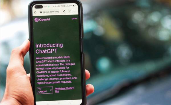 <i>Según la compañía, este nuevo chatbot tiene las mismas capacidades que el tradicional, pero está diseñado para ayudar a los adolescentes a aprender, resolver problemas y explorar nuevas ideas. Foto de iStock</i>