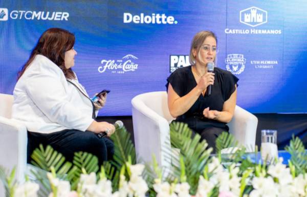 <i>Rocío Mora, quien también es arquitecta costarricense, logró la posición 12 como ultramaratonista de aguas abiertas en el ranking mundial de 2021. La acompaña en Mujeres Desafiantes 2024, Claudia Contreras, editora innovación de E&amp;N. FOTOS E&amp;N</i>