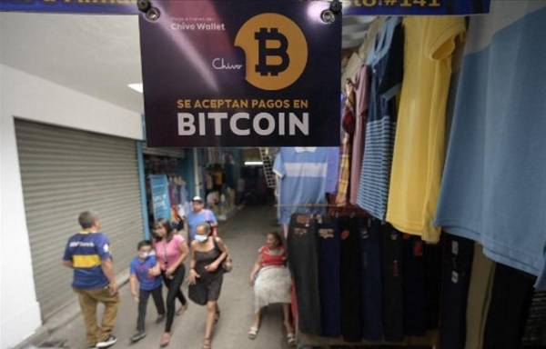<i>El Salvador se convirtió en septiembre de 2021 en el primer país del mundo en adoptar el bitcoin como moneda de curso legal, junto al dólar estadounidense, lo que se convirtió en la principal apuesta económica del presidente salvadoreño, Nayib Bukele. Foto de AFP</i>