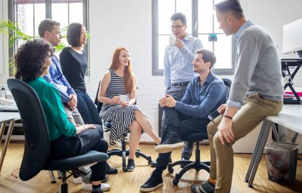 Los trabajadores más jóvenes tendrán que adquirir o demostrar rápidamente sus habilidades en IA. Foto de iStock