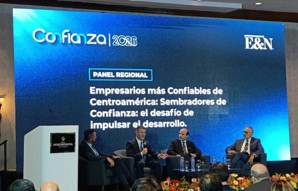 <i>Panel empresarial dialogando en la Cumbre Confianza 2026: Rodrigo Tona (TERNOVA), Luis Alberto Alfonso Monterroso (DOS PINOS) y Raúl González (PROGRESO), con la moderación de Juan Pablo Morataya (CentraRSE). (Foto: José Carlos Flores -E&amp;N) </i>