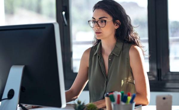 Las mujeres que venden a clientes masculinos tienen tres veces más probabilidades de recibir pagos digitales, lo que pone de relieve la demanda de transacciones financieras seguras y accesibles. Foto de iStock