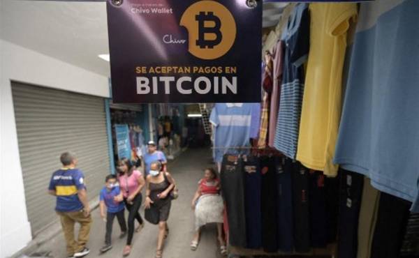 <i>El Salvador se convirtió en septiembre de 2021 en el primer país del mundo en adoptar el bitcoin como moneda de curso legal, junto al dólar estadounidense, lo que se convirtió en la principal apuesta económica del presidente salvadoreño, Nayib Bukele. Foto de AFP</i>