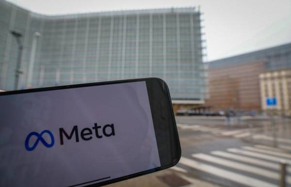 Un logotipo de la empresa Meta en un teléfono. EFE/EPA/OLIVIER HOSLET