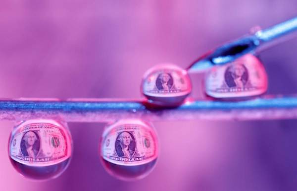 <i>Fotografía que muestra billetes de un dolar reflejados en gotas de agua este lunes, en San José (Costa Rica). EFE/ Jeffrey Arguedas</i>