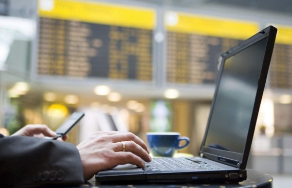 EEUU y Gran Bretaña prohíben computadoras y tabletas en vuelos de países árabes