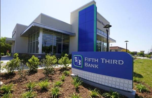 <i>FOTO FIFTH THIRD</i>