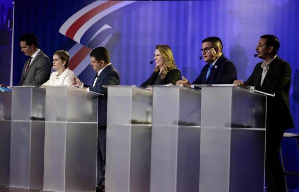 <i>Los candidatos presidenciales, de izquierda a derecha, José Aguilar del partido Avanza; Laura Fernández, candidata del partido Pueblo Soberano; Álvaro Ramos del partido Liberación Nacional; Claudia Dobles del partido Coalición Agenda Ciudadana; Fabricio Alvarado del partido Nueva República, y Ariel Robles del partido Frente Amplio, participan en un debate este lunes, en San José (Costa Rica). El eventual establecimiento de un estado de excepción para combatir el narcotráfico en Costa Rica, país reconocido históricamente por su defensa de la paz y la democracia, dividió a seis de los principales candidatos a la presidencia del país en el marco de uno de los últimos debates previos a las elecciones del próximo 1 de febrero. EFE/Jeffrey Arguedas</i>