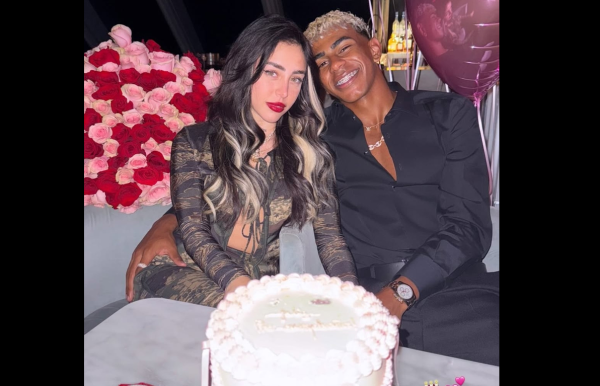 La imagen, compartida por Yamal en sus historias de Instagram y luego republicada por Nicki Nicole, los muestra abrazados en un ambiente decorado con flores, globos y una torta rodeada de pétalos de rosa. Foto de EFE