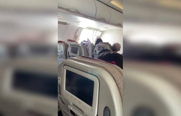 Emergencia: pasajero abre la puerta de un avión en pleno vuelo