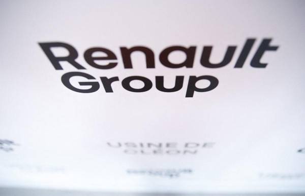 <i>Esta fotografía tomada el 5 de julio de 2022 muestra el logotipo del 'Grupo Renault', en la fábrica de Renault, en Cleon, noroeste de Francia. El Grupo Renault anunció el 29 de enero de 2024 que cancelaría la salida a bolsa de su filial eléctrica Ampere, prevista para 2024. FOTO Lou BENOIST / AFP</i>